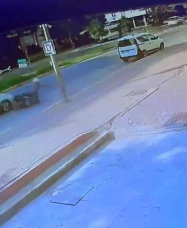 Otomobili üzerine sürdüğü motosikletlinin ölümüne neden olduğu anlar kamerada