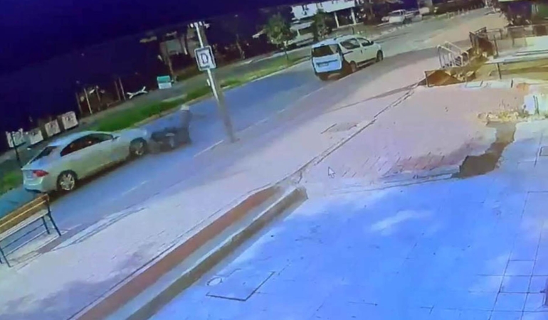 Otomobili üzerine sürdüğü motosikletlinin ölümüne neden olduğu anlar kamerada