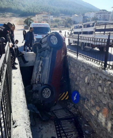 Otomobil kanala düştü