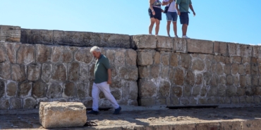 Üzerindeki çatlaklar her yıl büyüyen mendireğin yıkılma tehlikesi