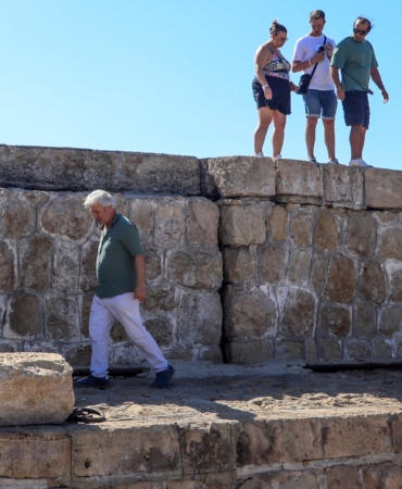 Üzerindeki çatlaklar her yıl büyüyen mendireğin yıkılma tehlikesi