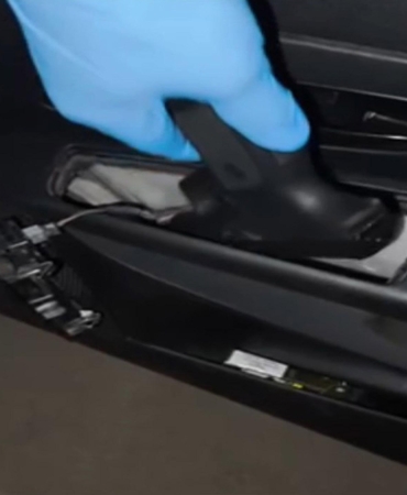 Otomobilin kapısında tabanca gizlemek için düzenek bulundu