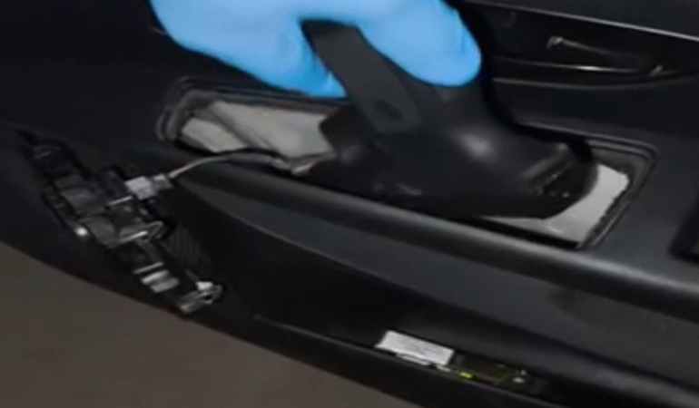 Otomobilin kapısında tabanca gizlemek için düzenek bulundu