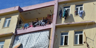 Binada yangın çıktı, mahsur kalan çocukları itfaiye kurtardı