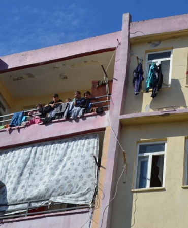 Binada yangın çıktı, mahsur kalan çocukları itfaiye kurtardı