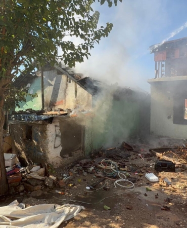 Metruk gecekondudaki yangını itfaiye söndürdü