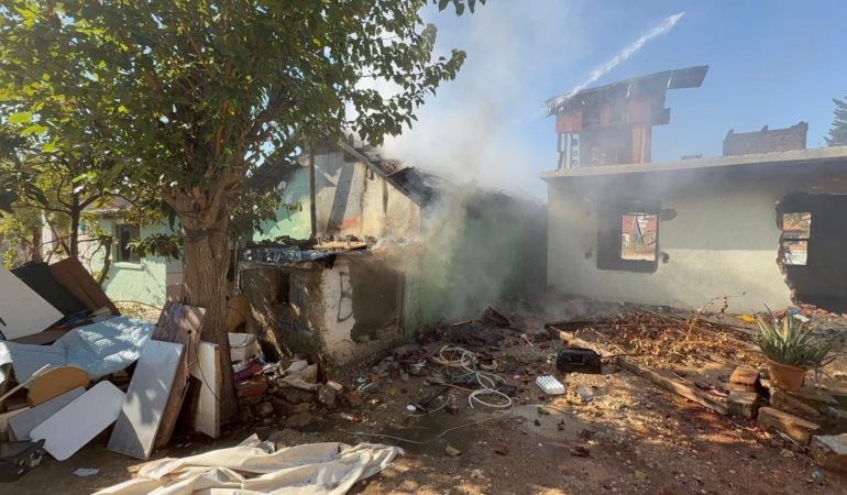 Metruk gecekondudaki yangını itfaiye söndürdü