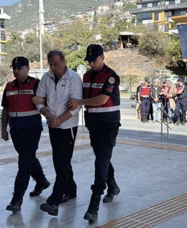 Sahte kimlikle başkasına ait 1,5 milyon avroluk arsayı satan 6 şüpheliye gözaltı