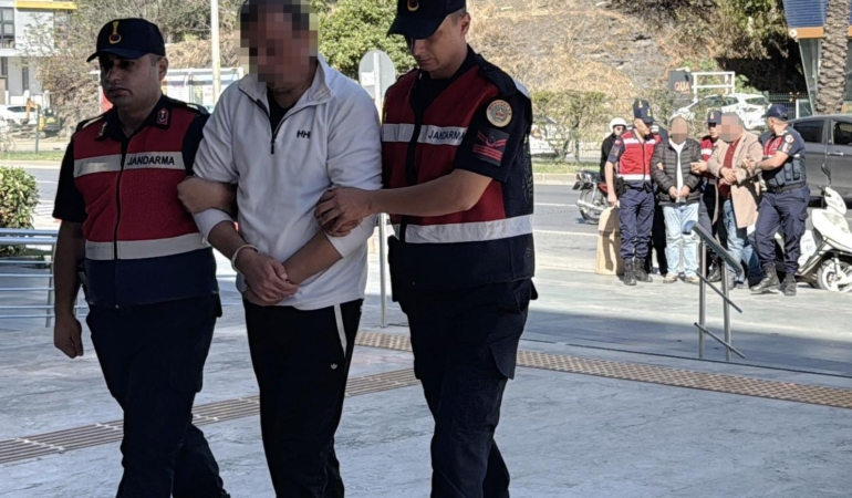 Sahte kimlikle başkasına ait 1,5 milyon avroluk arsayı satan 6 şüpheliye gözaltı