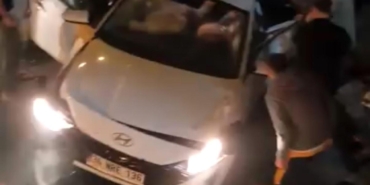 Otobüsle çarpışan otomobil sürücüsü yaralandı