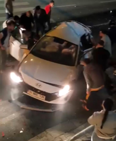 Otobüsle çarpışan otomobil sürücüsü yaralandı