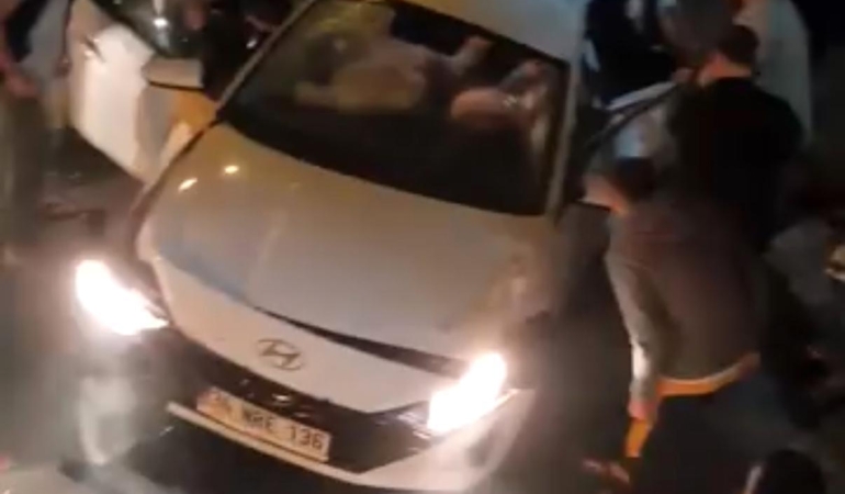 Otobüsle çarpışan otomobil sürücüsü yaralandı