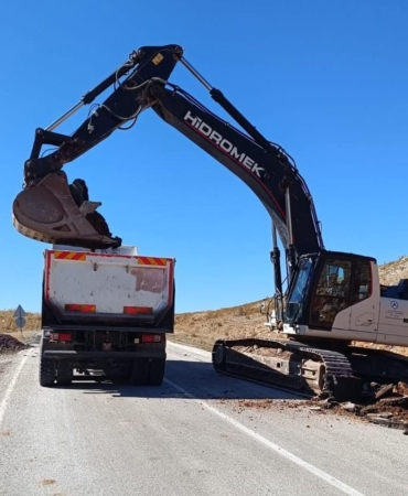 Genişletme ve bakım yapılan yol ulaşıma kapatıldı