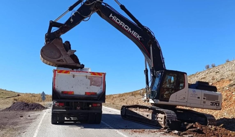 Genişletme ve bakım yapılan yol ulaşıma kapatıldı