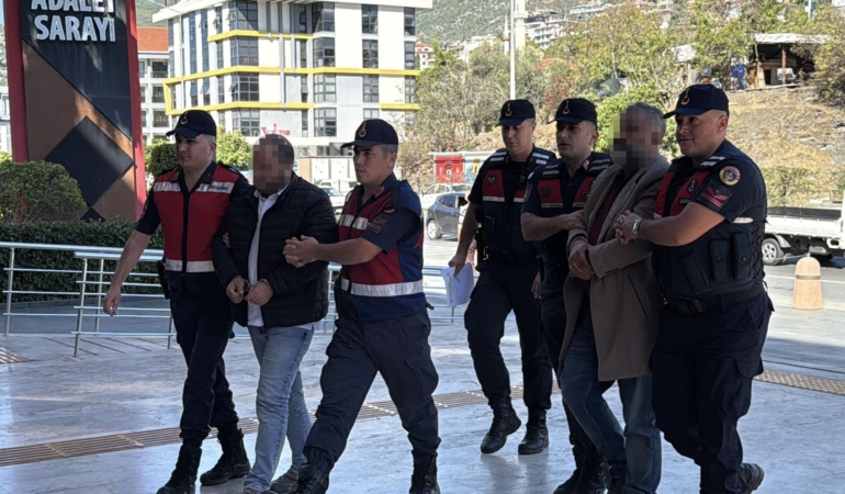 Sahte kimlikle başkasına ait 1,5 milyon avroluk arsayı satan 6 şüpheliden 5’i tutuklandı