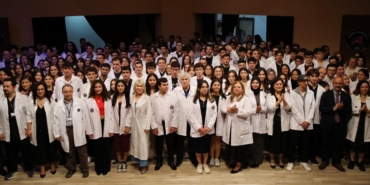 Genç hekim adayları beyaz önlüklerini giydi
