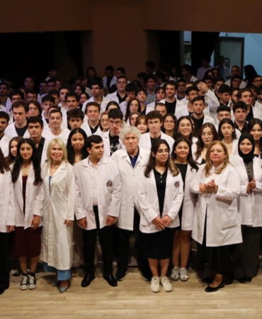 Genç hekim adayları beyaz önlüklerini giydi