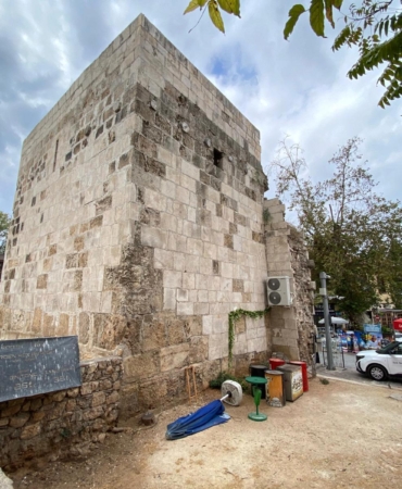 Tarihi burcun duvarı, klima takmak için delindi