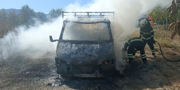 Seyir halindeki kamyonet yandı