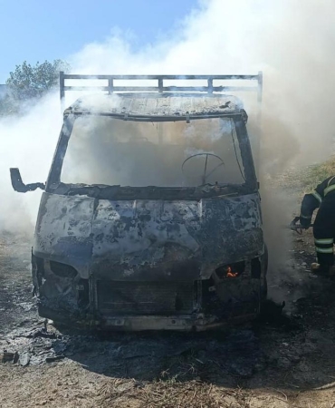 Seyir halindeki kamyonet yandı