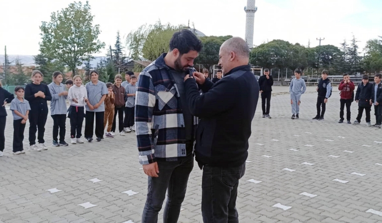 Evlenen öğretmenleri için eğlence düzenlediler