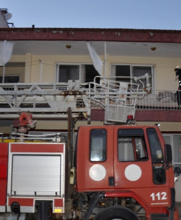 İtfaiye yangını söndürüp, evdeki kuşu kurtardı