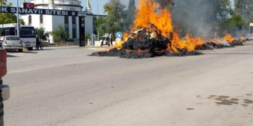 Elyaf yüklü traktör römorku yandı