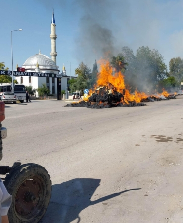 Elyaf yüklü traktör römorku yandı