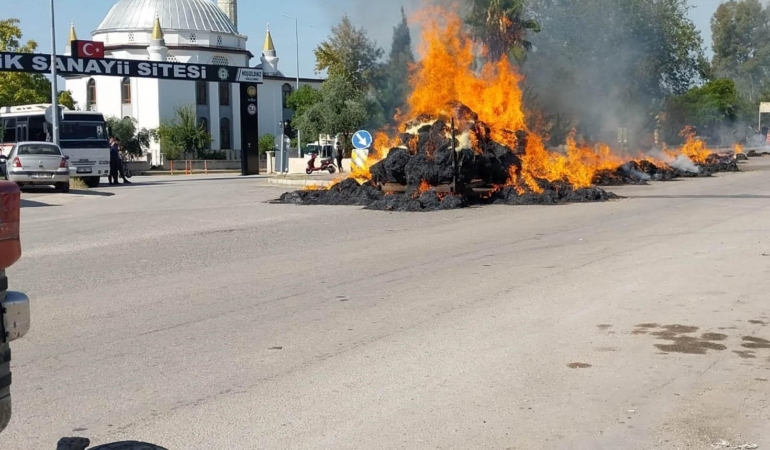 Elyaf yüklü traktör römorku yandı