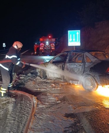Seyir halindeki otomobil yandı
