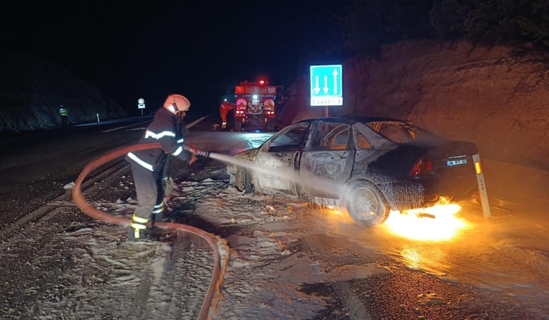 Seyir halindeki otomobil yandı