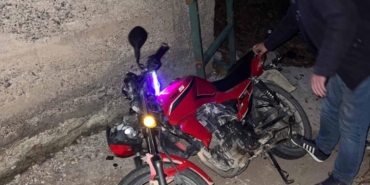 Köprüden düşen motosikletin sürücüsü yaralandı