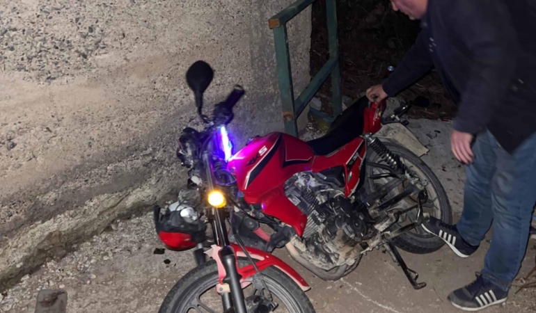 Köprüden düşen motosikletin sürücüsü yaralandı
