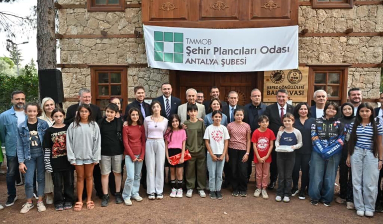 Dokumapark’ta çocukların gelecek şehir hayalleri tuvallere yansıdı