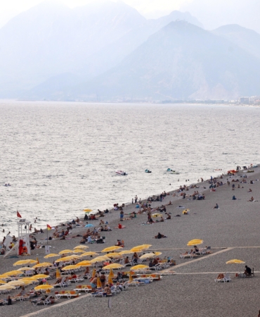 Konyaaltı Sahili’nde ekimde deniz keyfi