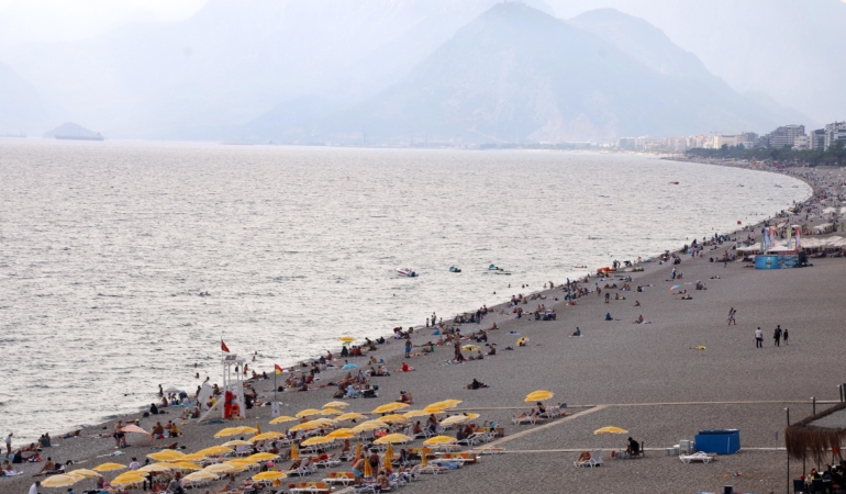 Konyaaltı Sahili’nde ekimde deniz keyfi