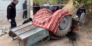 Devrilen traktörün altında kalıp, öldü
