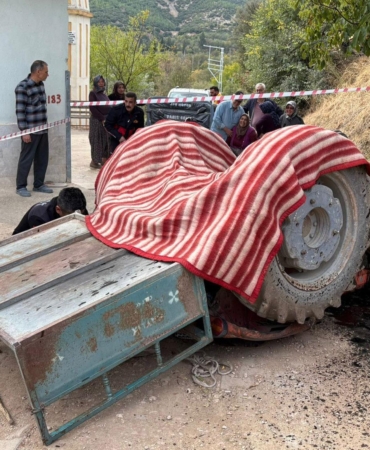 Devrilen traktörün altında kalıp, öldü