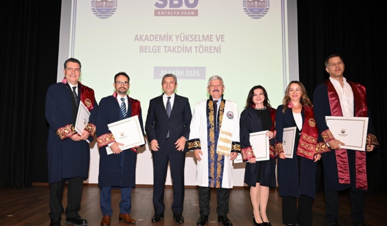SBÜ’nün Akademik Yılı açılışında 75 akademisyen cübbe giydi