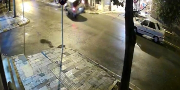 Devrilen hafif ticari araçtaki baba ile 8 aylık kızı kurtarıldığı anlar kamerada