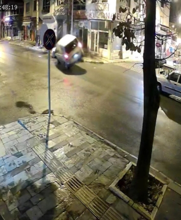 Devrilen hafif ticari araçtaki baba ile 8 aylık kızı kurtarıldığı anlar kamerada