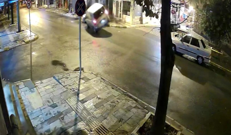 Devrilen hafif ticari araçtaki baba ile 8 aylık kızı kurtarıldığı anlar kamerada