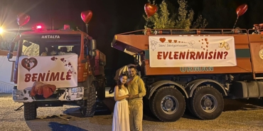 Orman işçisi arazöze pankart asıp kız arkadaşına evlilik teklif etti