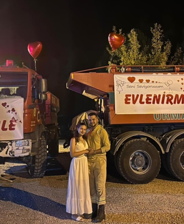 Orman işçisi arazöze pankart asıp kız arkadaşına evlilik teklif etti