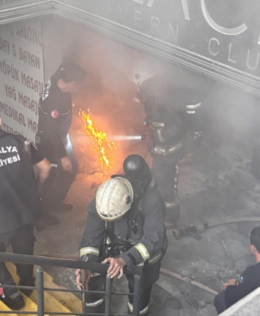 İş hanındaki yangın kısa sürede söndürüldü