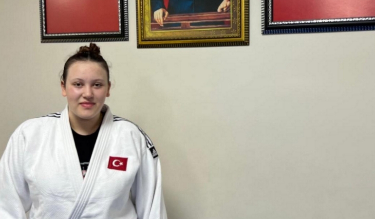 Milli sporcudan gümüş madalya