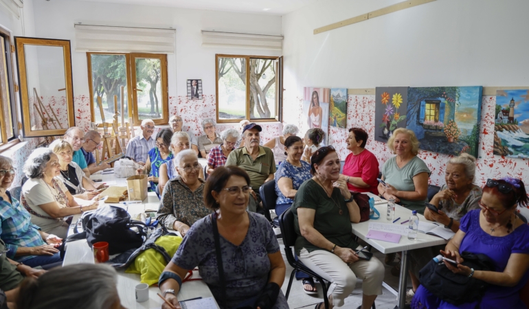 65 yaş üstü vatandaşların sosyal buluşma noktası