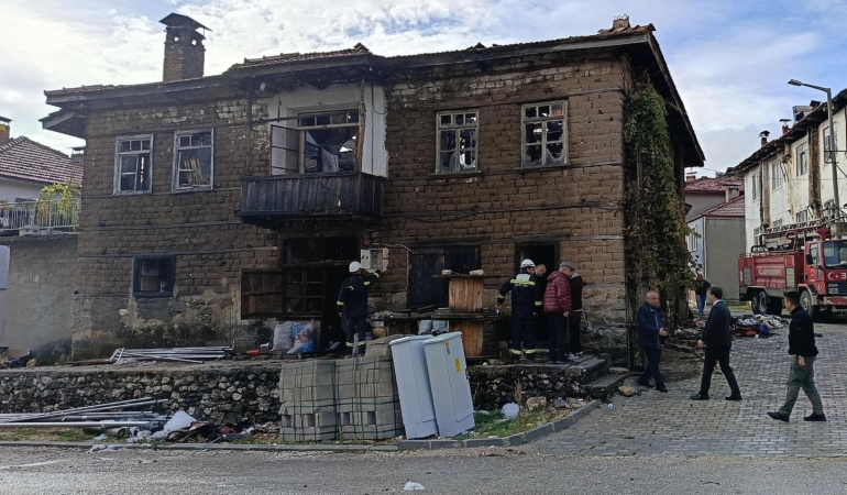 Burdur – 72 yıllık ahşap ev yandı /Video eklendi