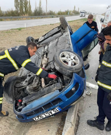 Refüje devrilen otomobilin sürücüsü yaralandı