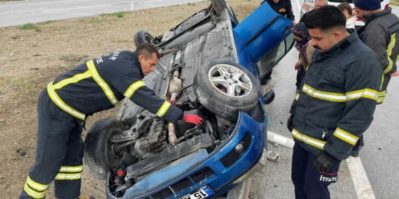 Refüje devrilen otomobilin sürücüsü yaralandı Refüje devrilen otomobilin sürücüsü yaralandı